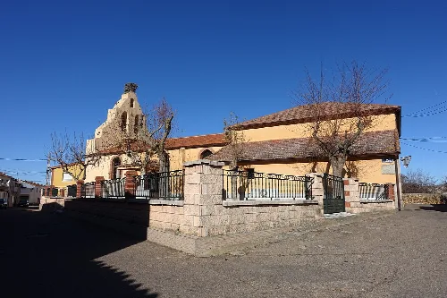 Iglesia de San Bartolomé con torre y muro de piedra en Morasverdes.