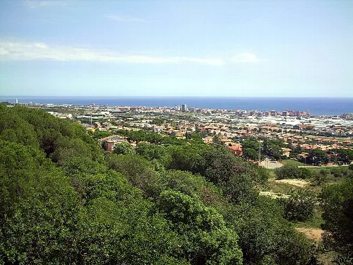 Panoramablick auf Vilassar de Mar mit Meer und Vegetation.