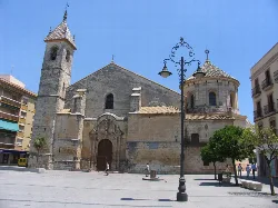 Kirche San Mateo in Lucena mit Turm und Steinfassade.