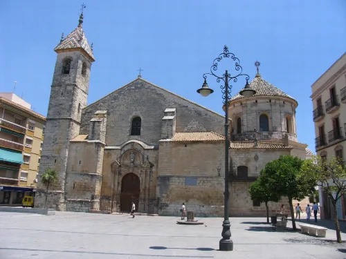 Kirche San Mateo in Lucena mit Turm und Steinfassade.