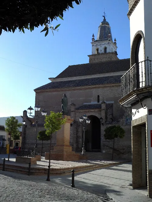 Iglesia de Nuestra Señora de la Oliva en la plaza de Salteras.