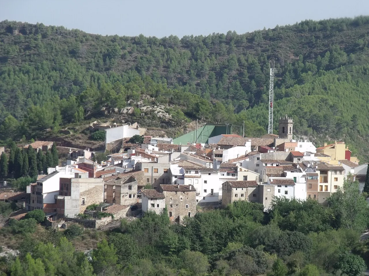 Vista panorámica de Villamalur con casas blancas y verdes colinas.