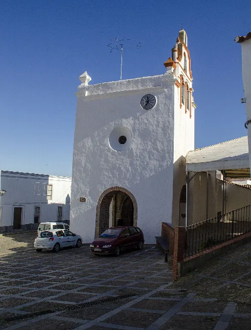 Weiße Pfarrkirche mit Turm und Uhr in Valle de Matamoros.