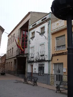 Gebäude mit Flaggen und Balkonen in Villamalea.