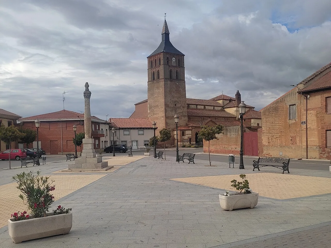 Hauptplatz mit Kirche und Justizpfahl in Villademor de la Vega.