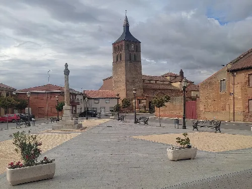 Hauptplatz mit Kirche und Justizpfahl in Villademor de la Vega.