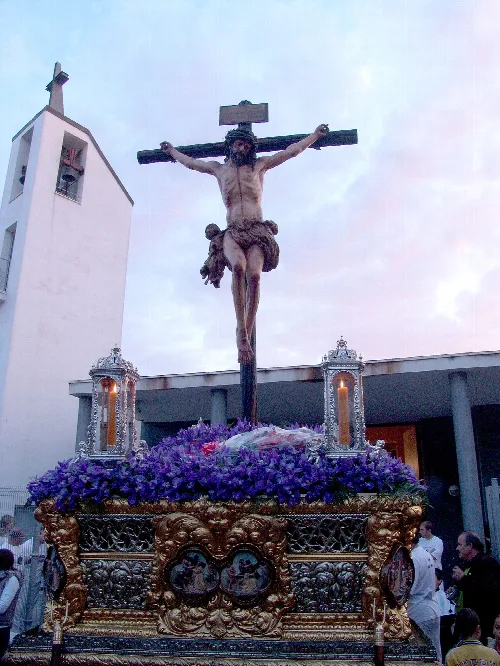 Jesus am Kreuz bei einer Prozession in Puerto Real, Cádiz.