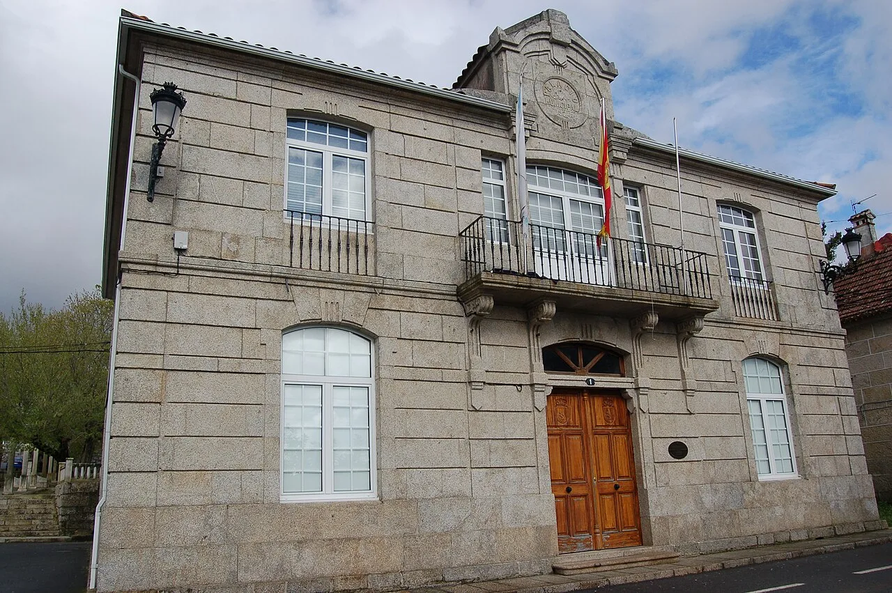 The town hall of La Lama with a flag on the facade.