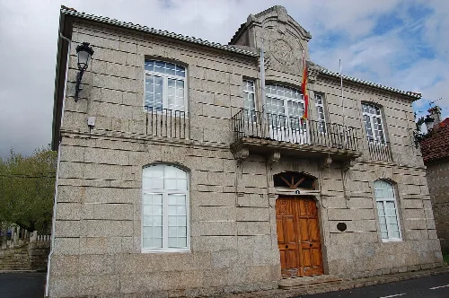 Das Rathaus von La Lama mit einer Flagge an der Fassade.