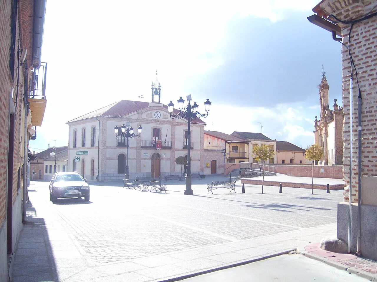 Hauptplatz von Adanero mit Brunnen und historischem Gebäude.