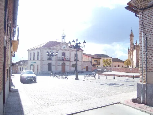 Hauptplatz von Adanero mit Brunnen und historischem Gebäude.