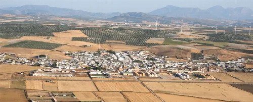 Luftaufnahme von Sierra de Yeguas mit Feldern und Bergen im Hintergrund