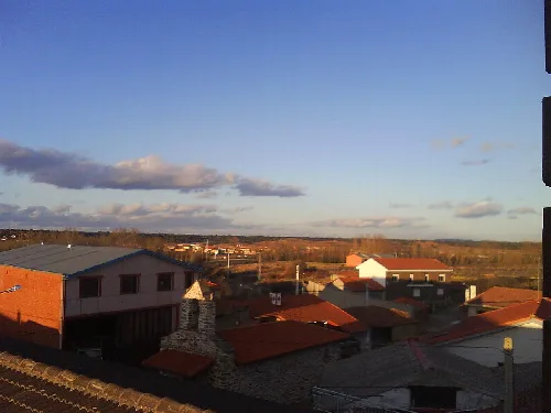 Häuser und Himmel mit Wolken in Calzadilla de Tera.