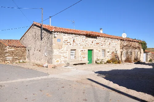 Steinhaus mit rotem Ziegeldach in Gallegos de Sobrinos.