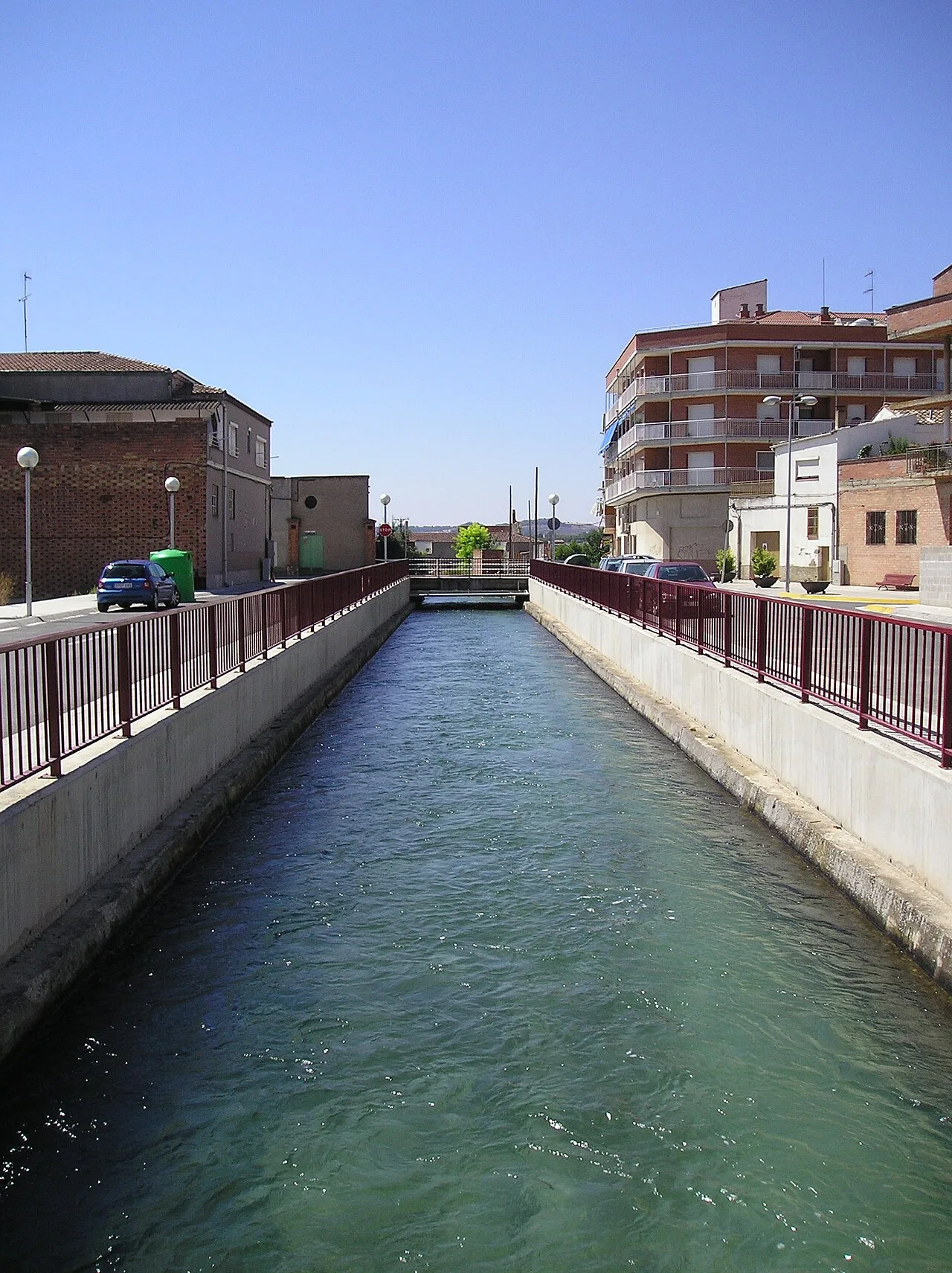 Canal de Pinyana en su paso por la localidad.