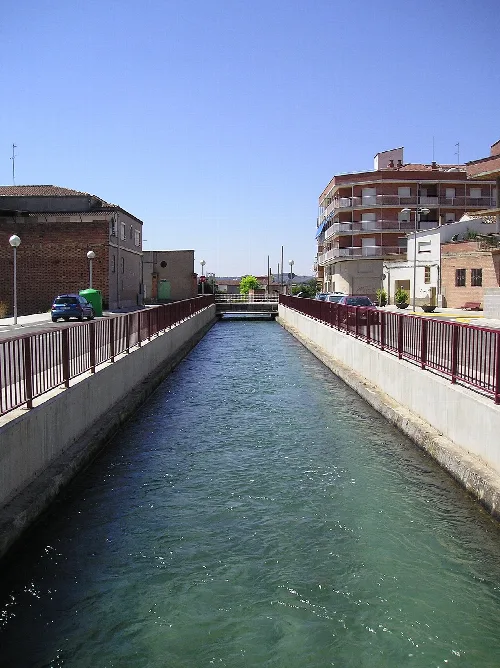 Canal de Pinyana en su paso por la localidad.
