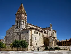 Iglesia de Santa Eulalia en Paredes de Nava con torre y fachada de piedra.