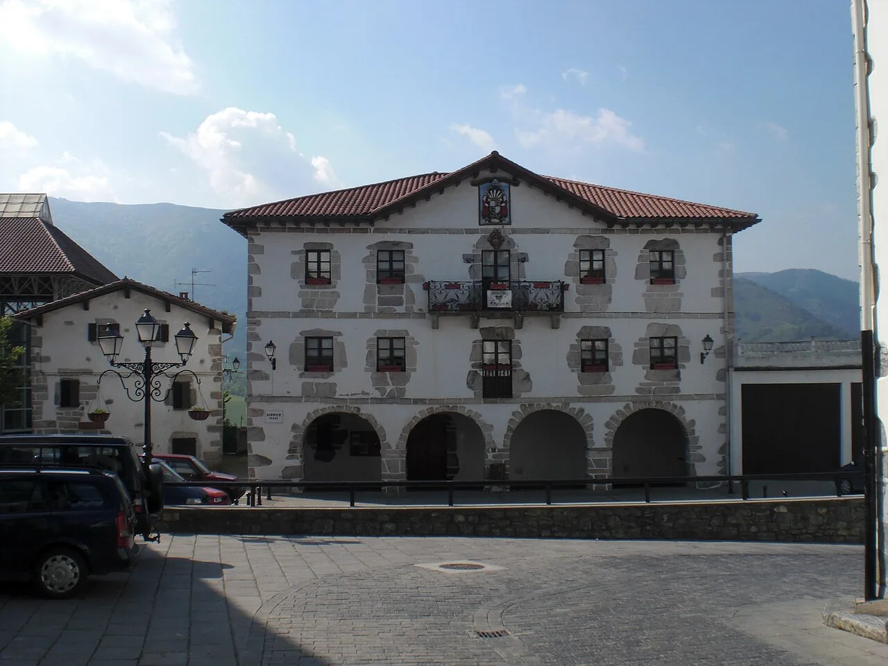 Edificio de ayuntamiento con fachada de piedra y arcos en Navarra.