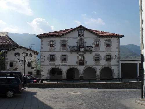 Edificio de ayuntamiento con fachada de piedra y arcos en Navarra.