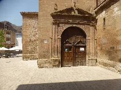 Puerta de madera con marco de piedra y arco de medio punto en Nájera.