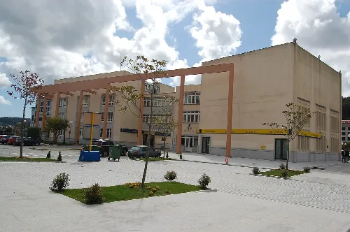 Modernes Rathausgebäude von Cee mit einem Platz davor