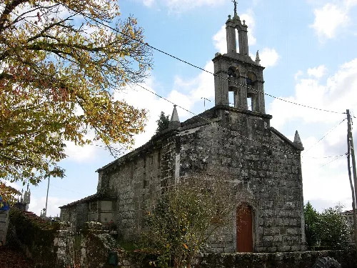 Romanische Kirche aus dem 13. Jahrhundert in Carballedo, mit einer teilweise wiederhergestellten Fassade.