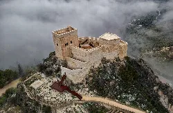 Schloss Luque in Córdoba auf einem Hügel mit Wolkenblick.