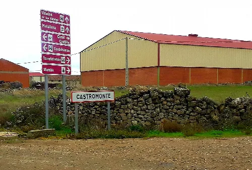 Señal de entrada a la zona urbanizada de Castromonte