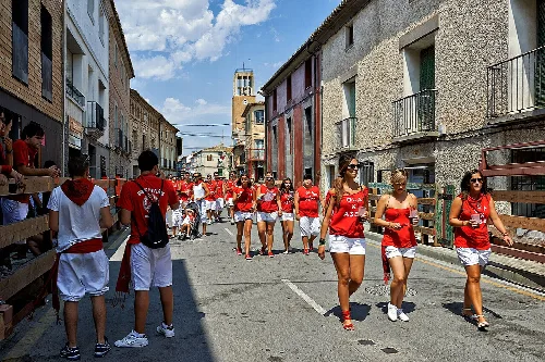 Grupo de personas en una calle de Buñuel durante la fiesta 'Día de las peñas'.