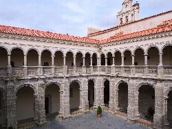 Klosterhof mit Steinbögen und Säulen in Calera de León.
