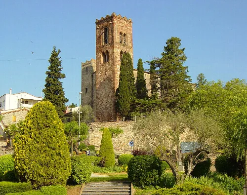 La Torre d'homentage del castell de Vilamajor i l'esglesia de Sant Pere de Vilamajor