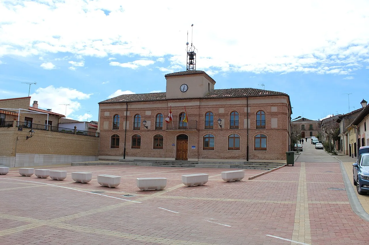 Ayuntamiento y Plaza Mayor de Pollos