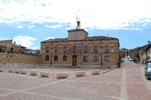Ayuntamiento y Plaza Mayor de Pollos