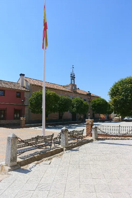 Rathaus mit Flagge und Uhr in Domingo Pérez.
