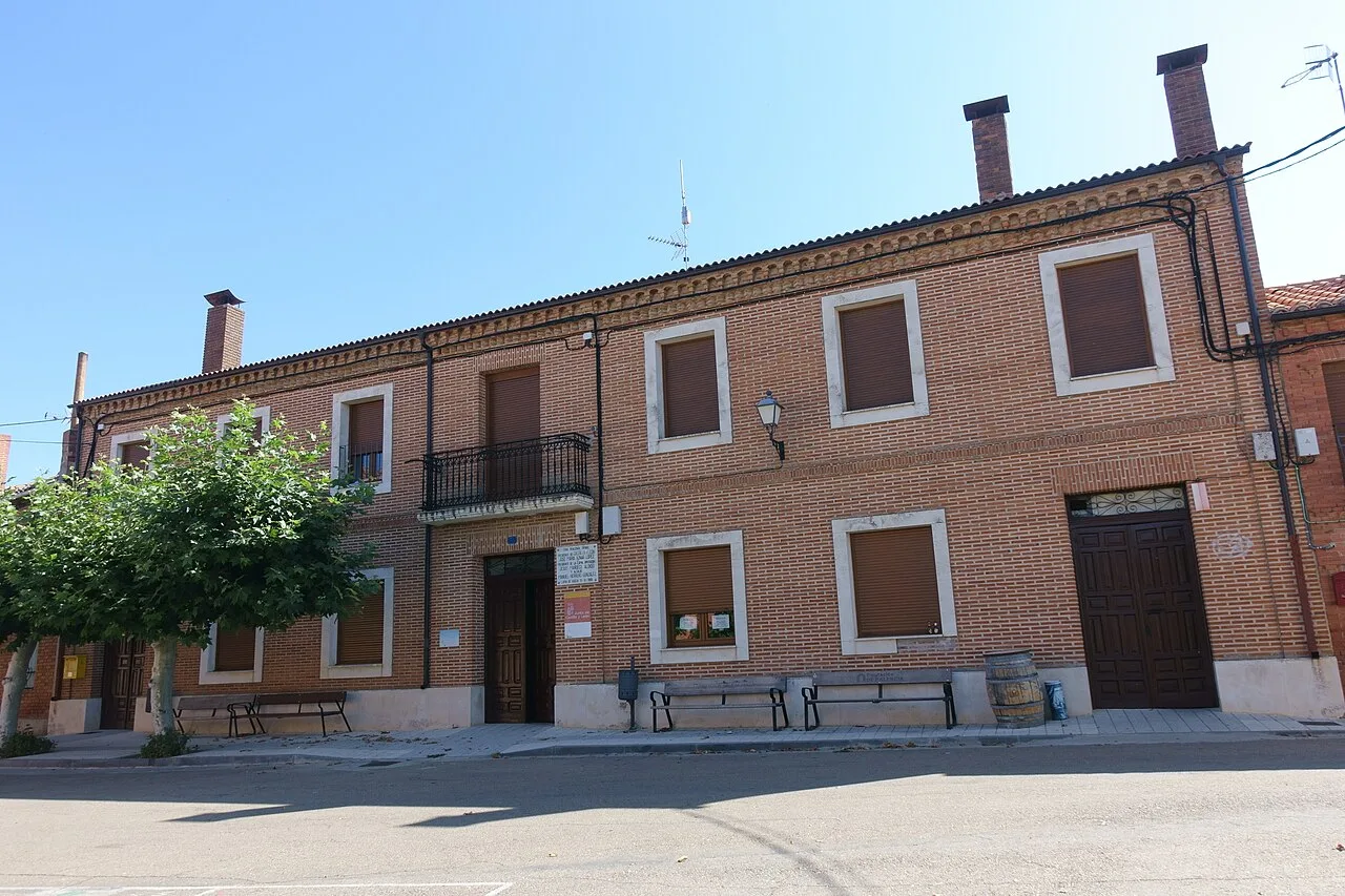 Casa consistorial de Loma de Ucieza, en Bahillo (Palencia, España).
