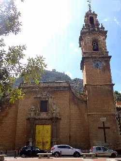 Iglesia de Santa María con torre y reloj en Cocentaina.