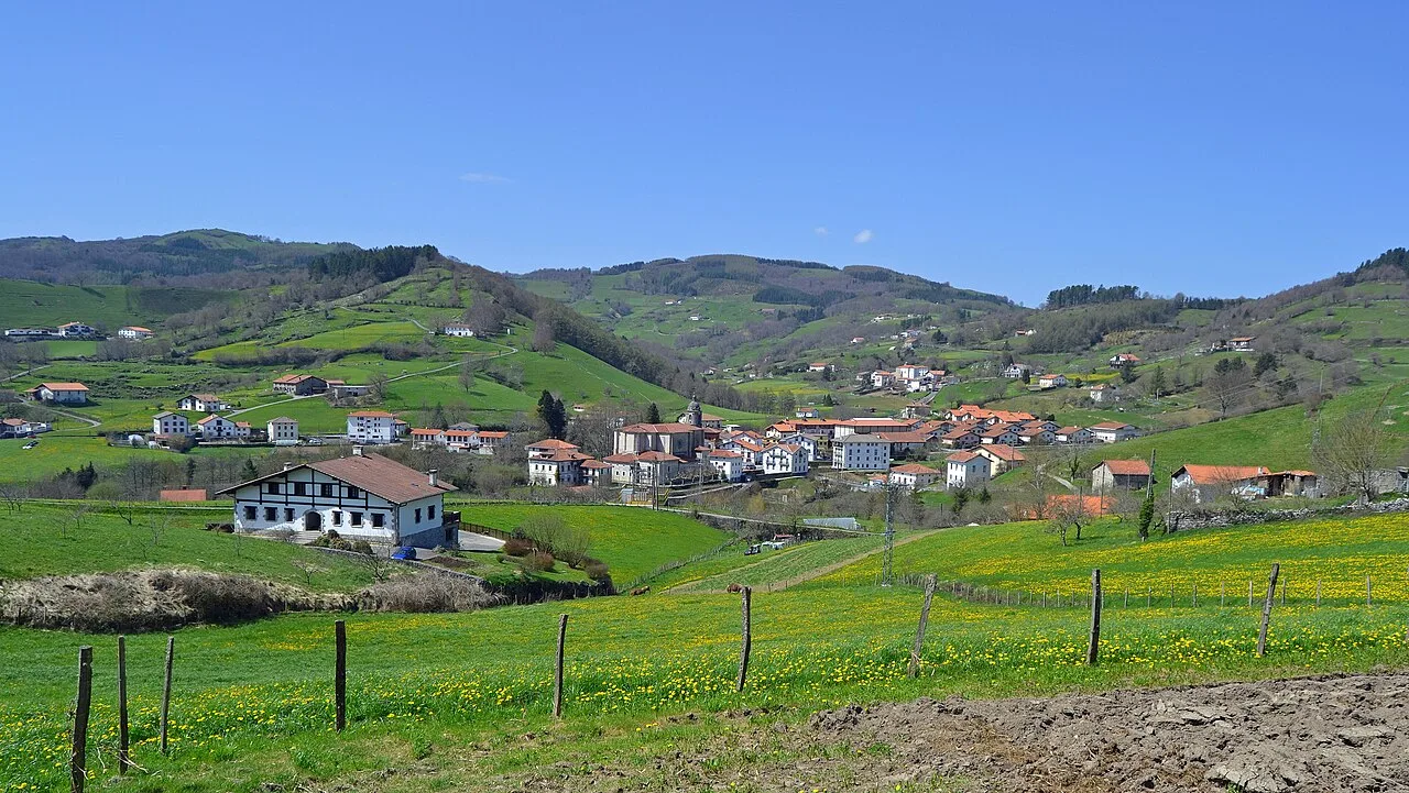 Vista de casas y colinas verdes en Bidania-Goiatz, Guipúzcoa.
