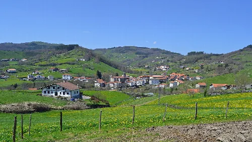 Ansicht von Häusern und grünen Hügeln in Bidania-Goiatz, Guipúzcoa.