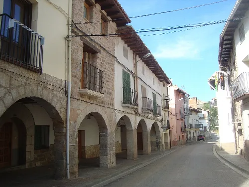 Straßen mit Steinbögen und alten Gebäuden in Aliaga.
