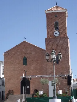 Fassade der Pfarrkirche mit Turm und Uhr in Villanueva de Tapia.