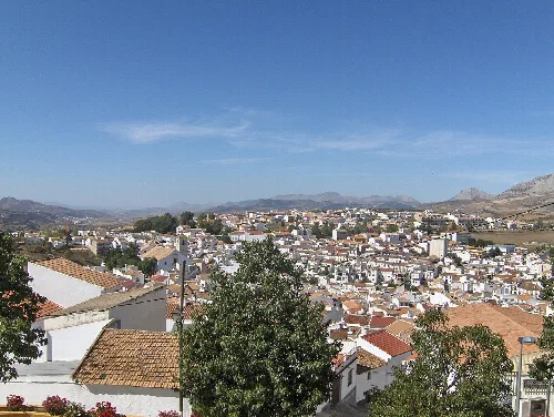 Blick auf Colmenar mit weißen Häusern und Bergen im Hintergrund.