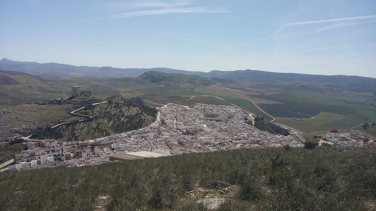 Vista de Teba con edificios y colinas en el fondo.