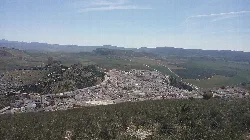 Vista de Teba con edificios y colinas en el fondo.