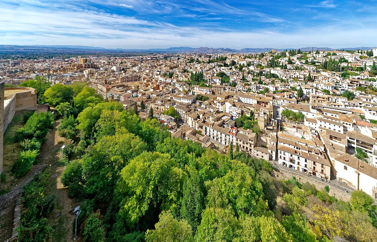 Panoramablick auf Granada von der Alhambra mit Bäumen und Stadt.