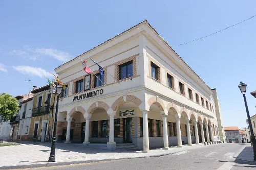 Carranque Rathaus mit Bögen und Flaggen.