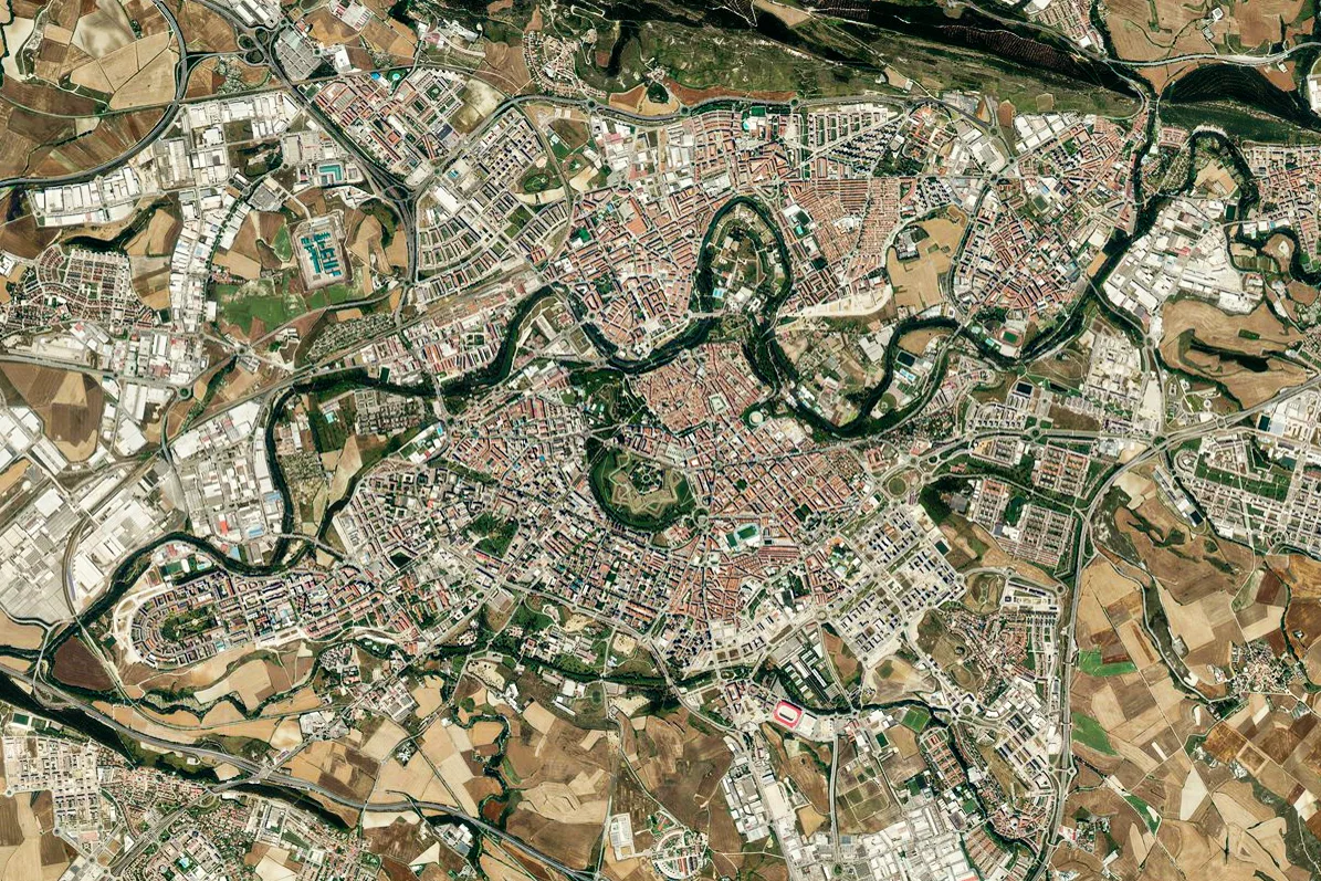 Vista aérea de Pamplona con río y centro histórico.