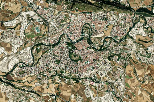 Luftaufnahme von Pamplona mit Fluss und Altstadt.