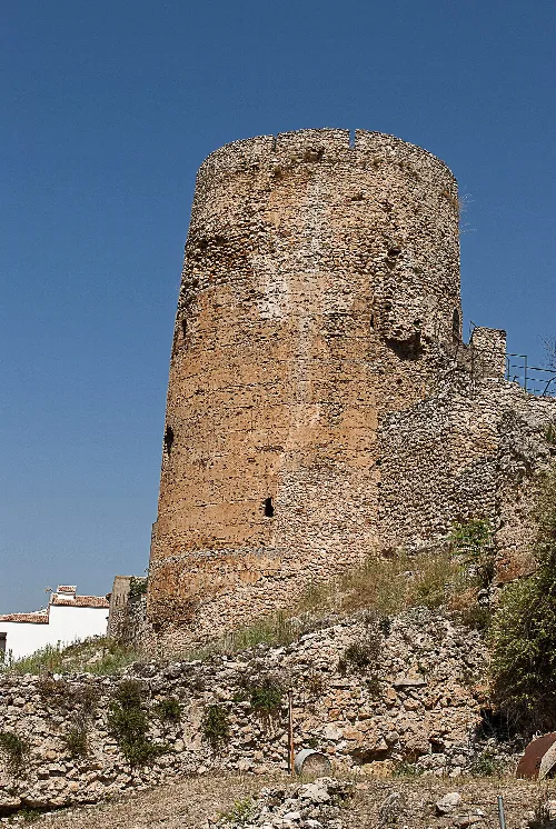 Zylinderturm aus Stein in Siles mit dicken Wänden und blauem Himmel.