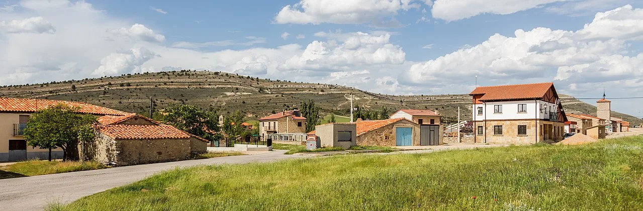 Ländliche Häuser und Hügel in Villaciervos, Soria, Spanien