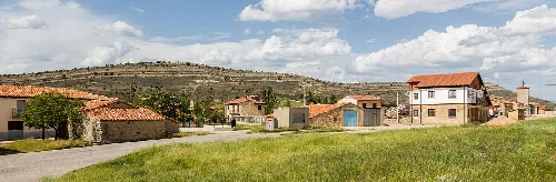 Ländliche Häuser und Hügel in Villaciervos, Soria, Spanien
